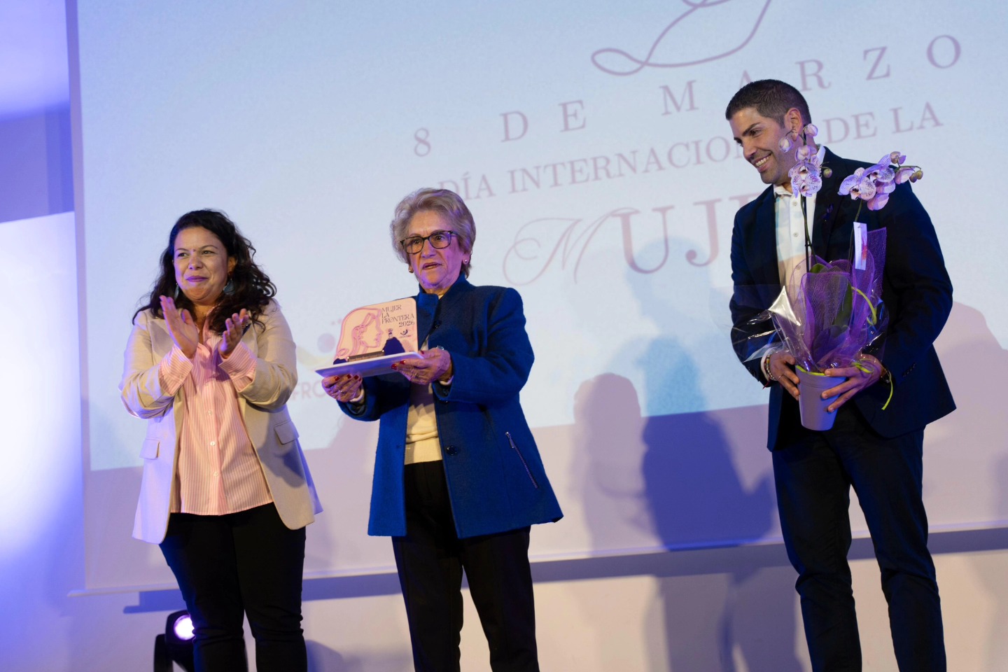 El Ayuntamiento de La Frontera conmemora el 8M con la entrega del Premio Mujer La Frontera 2026 a Carmen Dolores Morales Castañeda “Loli”